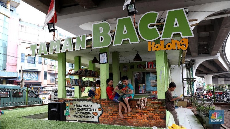 Komunitas Taman Baca Masyarakat mendirikan taman baca di bawah kolong flyover Ciputat untuk meningkatkan minat baca warga dan anak jalanan.