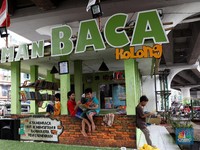 Melihat Taman Baca di bawah <em>Flyover</em> Ciputat