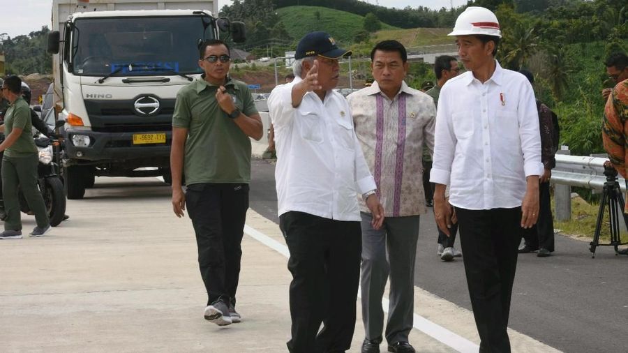 Pemerintah tengah membahas mekanisme penurunan tarif tol.