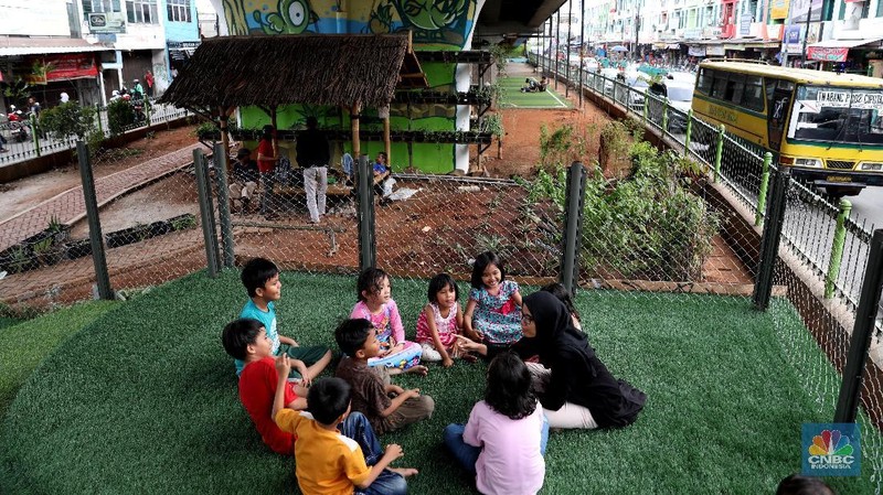 Komunitas Taman Baca Masyarakat mendirikan taman baca di bawah kolong flyover Ciputat untuk meningkatkan minat baca warga dan anak jalanan.