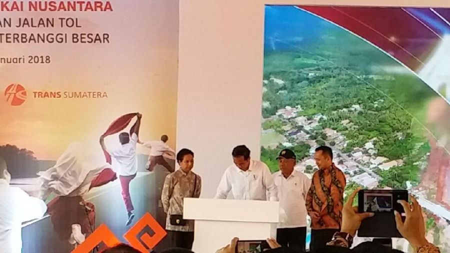 Presiden Joko Widodo meresmikan Seksi 1 dan Seksi 5 dari jalan tol Bakauheni - Terbanggi Besar