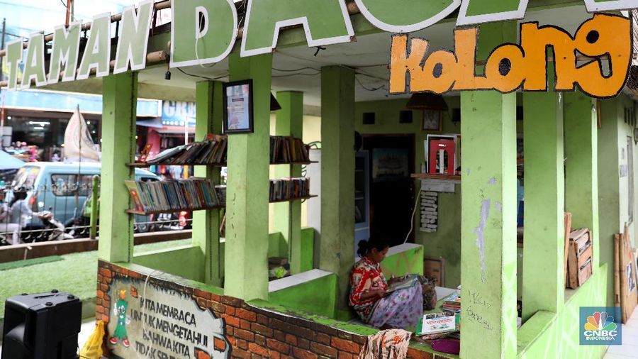 Komunitas Taman Baca Masyarakat mendirikan taman baca di bawah kolong flyover Ciputat untuk meningkatkan minat baca warga dan anak jalanan.