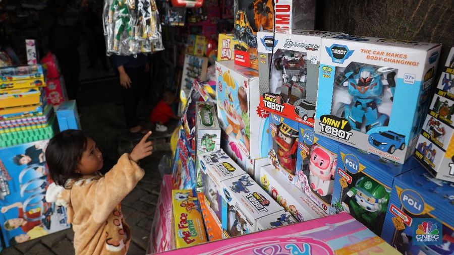 Seorang anak melihat mainan anak di Pasar Gembrong, Jakarta Timur, Minggu (21/1/2018).