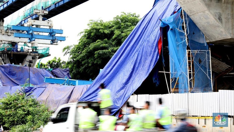 Bagian dari proyek LRT Kayu Putih - Velodrome rubuh dini hari tadi