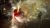 Perayaan Correfocs juga diyakini muncul sebagai aksi spontaniatas para penonton dan peserta festival tradisional Ball de Diables atau 'Tarian Iblis'. (AFP PHOTO / JAIME REINA)