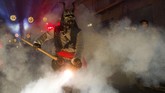 Correfocs terbilang baru bagi masyarakat Catalunya, Spanyol. Perayaan ini amat populer pada dekade 80-90an. (AFP PHOTO / JAIME REINA)