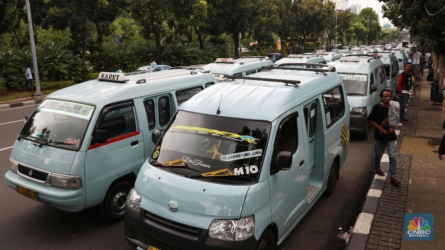 Aksi ratusan sopir angkot di kantor Anies-Sandi menuntut jalur di Depan Stasiun Tanah Abang kembali dibuka.
