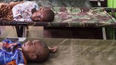 Berbagai bantuan dari mulai makanan siap konsumsi hingga bahan makanan juga langsung dikirim ke Asmat. TNI dan Polri juga mengerahkan personelnya untuk menangani kejadian ini. (Antara/M Agung Rajasa)