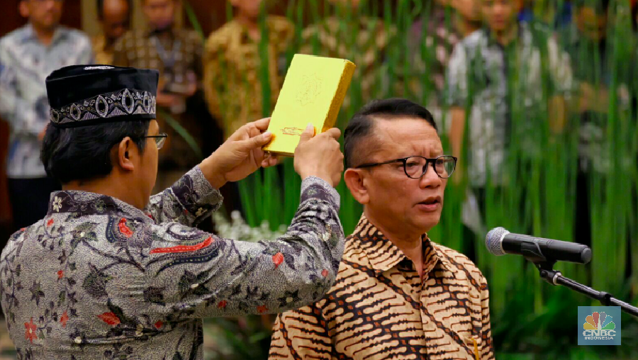 Ken Dwijugiasteadi, mantan Direktur Jendral Pajak bakal masuk ke dalam kepengurusan Partai Golkar era Ketua Umum Airlangga Hartarto.