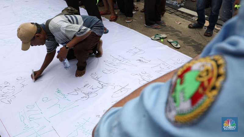 Aksi ratusan sopir angkot di kantor Anies-Sandi menuntut jalur di Depan Stasiun Tanah Abang kembali dibuka.