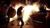 Di Palma de Mallorca, Spanyol, jelang akhir Januari menjadi momen bagi perayaan Correfocs. Perayaan tradisional ini bermakna api yang berkobar dan berlari ke berbagai arah. (REUTERS/Enrique Calvo)