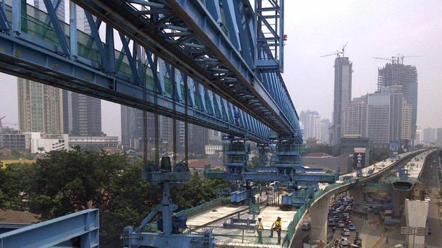 Sub kontraktor yang mengerjakan tiang yang rubuh tersebut adalah PT VSL Indonesia.
