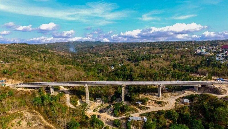Jembatan sepanjang 337 meter ini menjadi jembatan terpanjang di NTT dan merupakan bagian dari jalan lingkar luar kota kupang