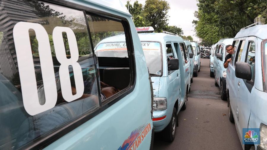Aksi ratusan sopir angkot di kantor Anies-Sandi menuntut jalur di Depan Stasiun Tanah Abang kembali dibuka.