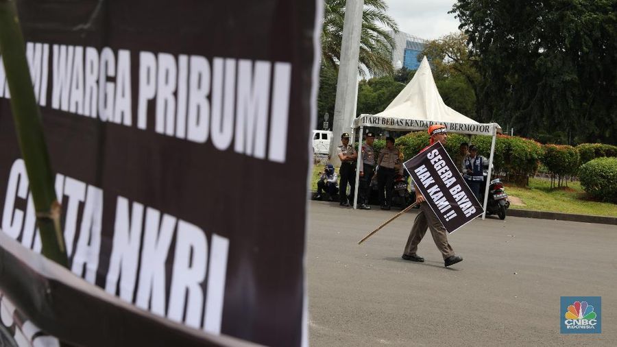 Demonstrasi Karyawan kertas leces menuntut jaminan hak-hak dasar pekerja buruhdan menjamin kesamaan kesempatan serta perlakuan tanpa diskriminasi.