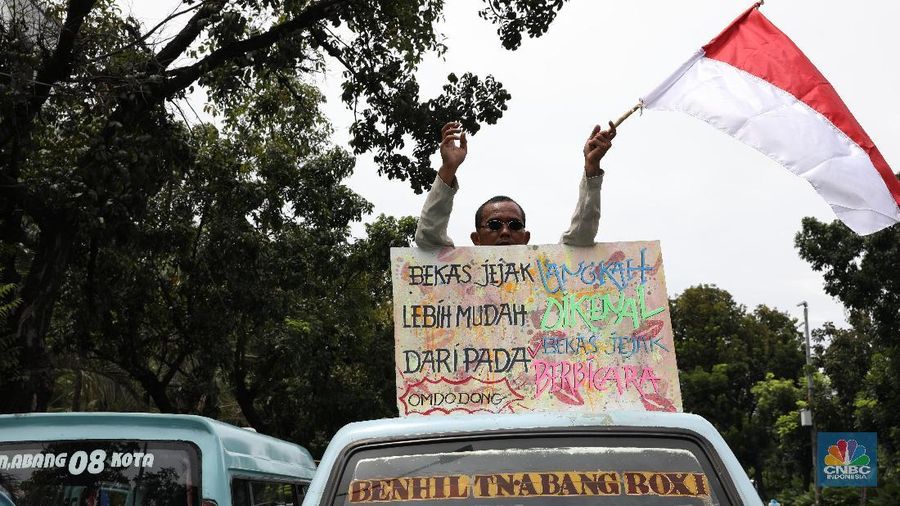 Aksi ratusan sopir angkot di kantor Anies-Sandi menuntut jalur di Depan Stasiun Tanah Abang kembali dibuka.