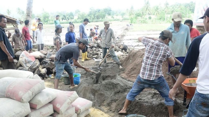 Presiden Joko Widodo meninjau lokasi Padat Karya Tunai Irigasi di Desa Pasuruan, Kecamatan Penengahan, Lampung, Minggu (21/01/2018).