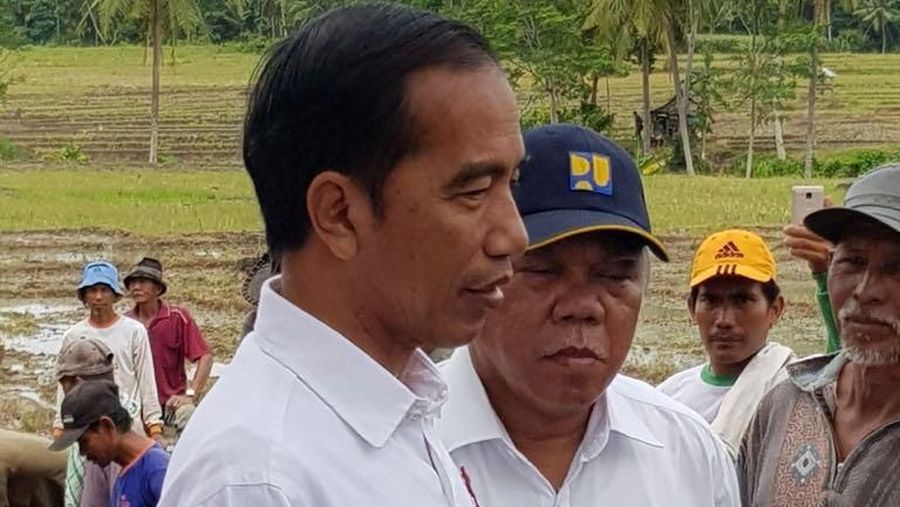 Presiden Joko Widodo meninjau lokasi Padat Karya Tunai Irigasi di Desa Pasuruan, Kecamatan Penengahan, Lampung, Minggu (21/01/2018).