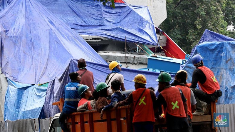 Bagian dari proyek LRT Kayu Putih - Velodrome rubuh dini hari tadi