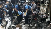 Pelaku meletakkan bom di sebuah sepeda motor yang diparkir dekat sebuah gerobak di pasar yang menyebabkan tiga orang di dekatnya tewas seketika. (AFP PHOTO/TUWAEDANIYA MERINGING)