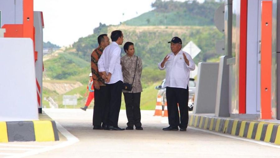 Presiden RI mengatakan pembangunan infrastruktur sangat fundamental atau mendasar bagi Indonesia agar bisa bersaing dengan negara-negara lain.