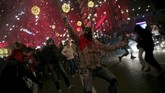 'Iblis' tersebut berjalan-jalan di sepanjang rute perayaan, melewati para penonton, dan memutar-mutarkan tongkat berisi kembang api ke berbagai arah. (REUTERS/Enrique Calvo)