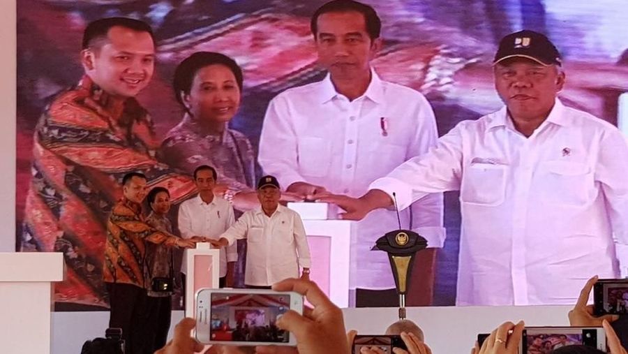 Presiden RI mengatakan pembangunan infrastruktur sangat fundamental atau mendasar bagi Indonesia agar bisa bersaing dengan negara-negara lain.