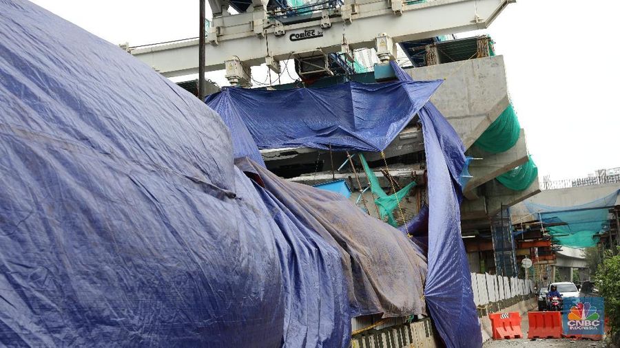 Bagian dari proyek LRT Kayu Putih - Velodrome rubuh dini hari tadi