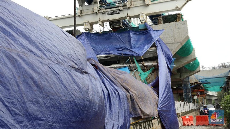 Bagian dari proyek LRT Kayu Putih - Velodrome rubuh dini hari tadi