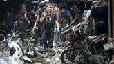Unit forensik Thailand memeriksa lokasi ledakan bom di sebuah pasar di Provinsi Yala, Thailand Selatan, serangan pertama di wilayah mayoritas muslim tersebut selama berbulan-bulan. (AFP PHOTO/TUWAEDANIYA MERINGING)