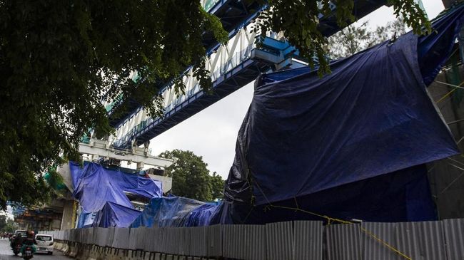 Tiang LRT Kayu Putih Roboh, Pembangunan Tak Disetop
