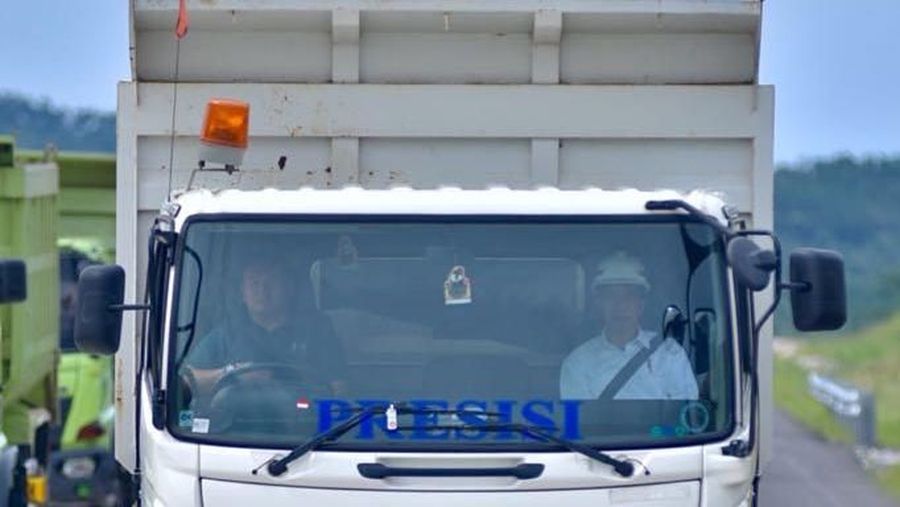 Presiden RI mengatakan pembangunan infrastruktur sangat fundamental atau mendasar bagi Indonesia agar bisa bersaing dengan negara-negara lain.