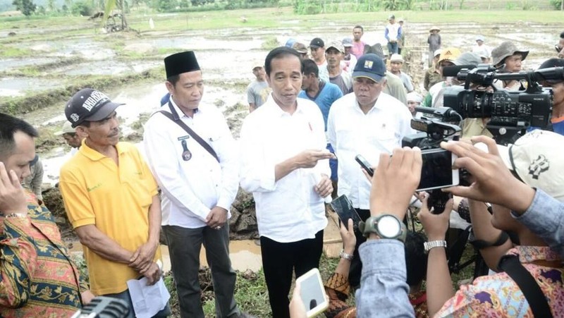 Presiden Joko Widodo meninjau lokasi Padat Karya Tunai Irigasi di Desa Pasuruan, Kecamatan Penengahan, Lampung, Minggu (21/01/2018).