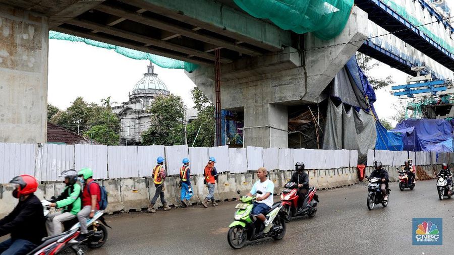 Tiang beton yang rubuh berlokasi di di Kayu Putih, Pulo Gadung, Jakarta Timur.