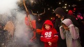 Masyarakat setempat percaya, perayaan Correfocs bermula dari peperangan antara kejahatan yang diwakili bentuk Iblis dan kebaikan. (AFP PHOTO / JAIME REINA)
