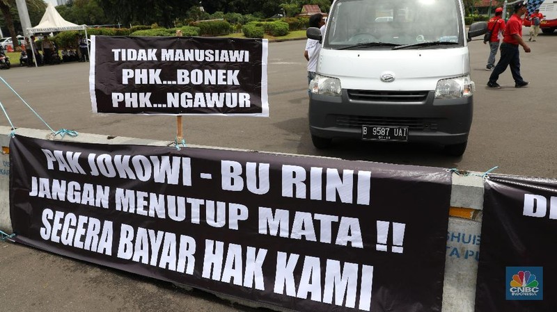 Karyawan tersebut menuntut jaminan hak-hak dasar pekerja dan menjamin kesamaan kesempatan serta perlakuan tanpa diskriminasi melalui kementerian BUMN.