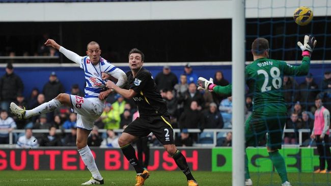 Fan Diduga Kencingi Botol Minum Kiper QPR di Liga Inggris