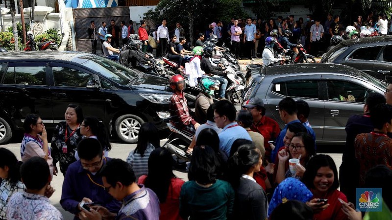 Ratusan Karyawan Bank Sinar Mas keluar usai terjadi gempa yang berkuatan 6,4 SR siang hari.