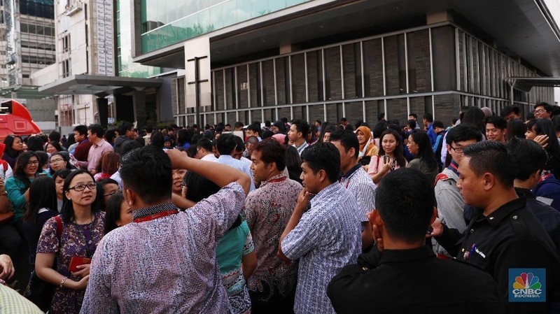 Ratusan Karyawan Bank Sinar Mas keluar usai terjadi gempa yang berkuatan 6,4 SR siang hari.