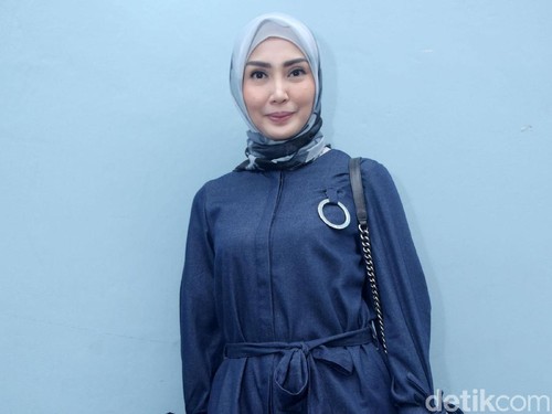 Cerita Hijrah Fenita Arie yang Menyentuh Hati Cerita Hijrah Fenita Arie yang Menyentuh Hati