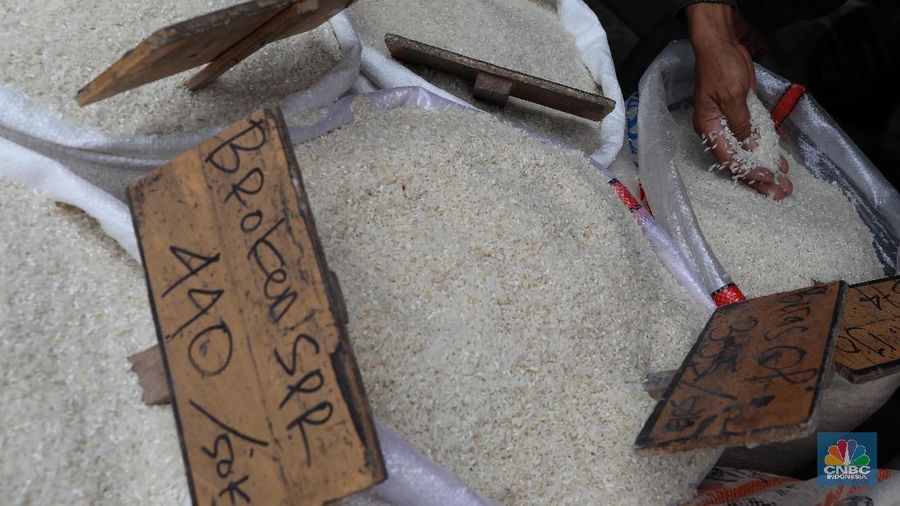 Impor beras sebanyak 500.000 ton dinilai berkaitan erat untuk mengamankan angka inflasi jelang Pilkada.