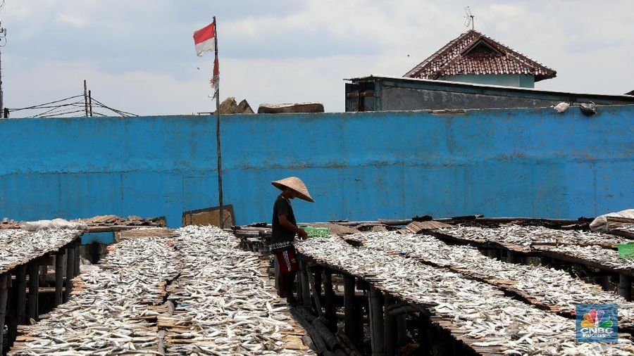 Memasuki puncak musim hujan penjualan ikan asin meningkat dari harga sebelumnya Rp 18.000 naik menjadi Rp 20.000-Rp 25.000.
