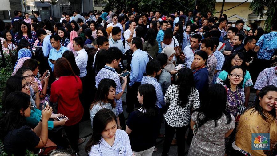 Ratusan Karyawan Bank Sinar Mas keluar usai terjadi gempa yang berkuatan 6,4 SR siang hari.