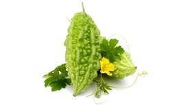 Membuat Masker Peria, Si Buah Pahit Penghilang Jerawat
