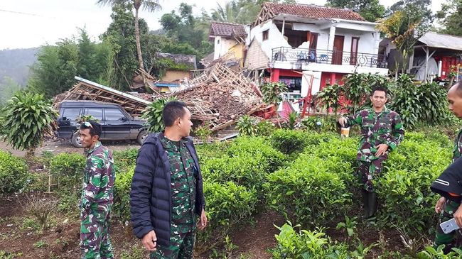 TNI Bantu Proses Evakuasi dan Pendataan Terdampak Gempa