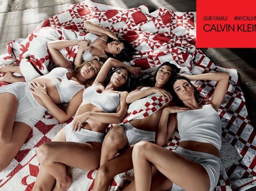 Kylie Jenner Pertama Kali Tampil di Publik dengan Sembunyikan Perut Kylie Jenner Pertama Kali Tampil di Publik dengan Sembunyikan Perut