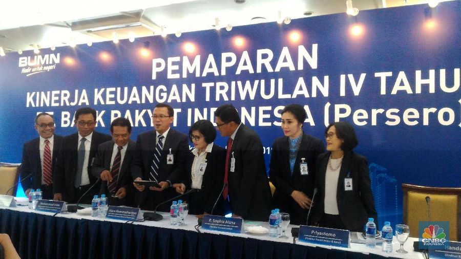 Pelemahan bank dengan laba terbesar di Indonesia ini menyeret Indeks sektor keuangan turun 1,87% menjadi 999,5 poin dari sehari sebelumnya 1018,6 poin.
