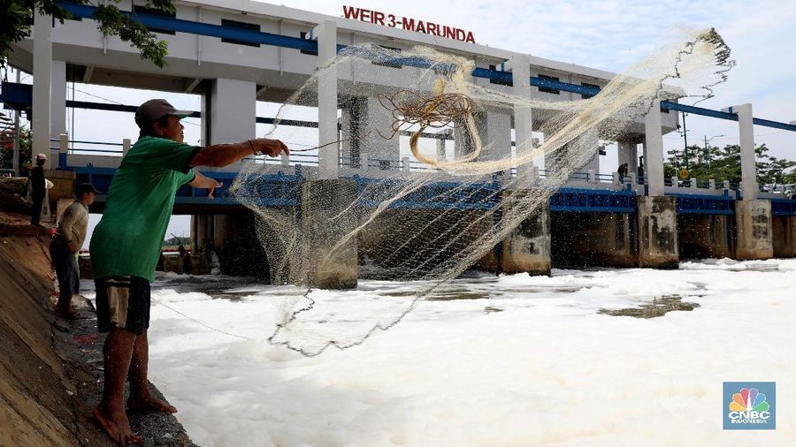 Warga menjala ikan di air limbah rumahan