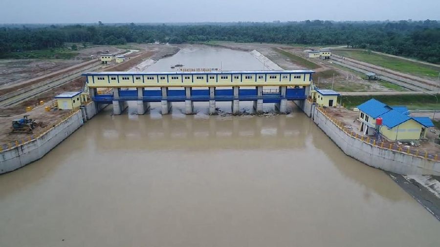 Kehadiran bendung ini akan menjamin suplai air irigasi secara berkelanjutan bagi 3 daerah irigasi yakni Paya Lombang, Langgau dan Bajayu.