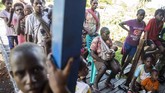 Sempat ada tawaran relokasi warga sebagai solusi dari Presiden Joko Widodo. Namun tawaran ini dinilai bukan solusi karena akan menyulitkan warga jika harus pindah ke lingkungan baru. (ANTARA FOTO/M Agung Rajasa/ama/18)